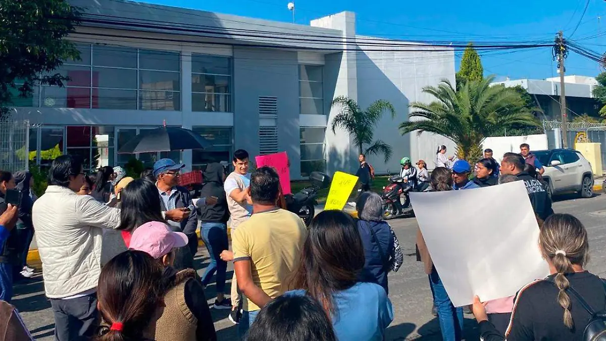 Manifetacion por una denunciar  de “tocamiento” que un alumno hizo en perjuicio de una alumna